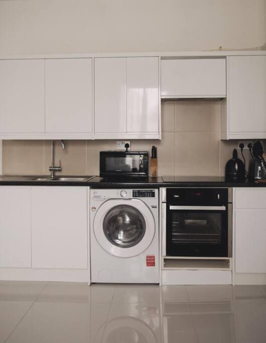 3 Bed Flat With Balcony Central 伦敦 外观 照片